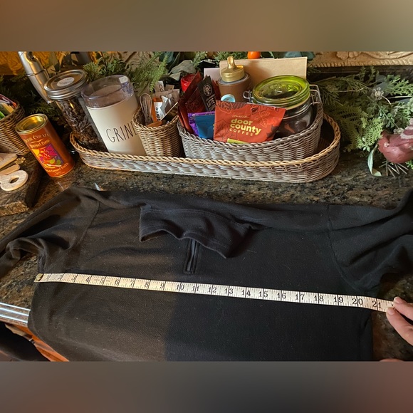 EUC Mountain Hardware Men's black 1/4 Zip black base layer top - Picture 8 of 10